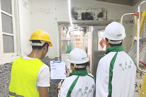 ◎ 市政署向外判商及施工人員派發及講解系列安全衛生指引。