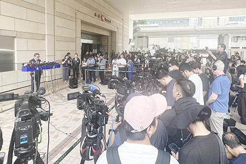 ◎ 八月二十一日,香港「支聯會」涉嫌煽動顛覆國家政權案二十一日上午十時宣佈裁決,法官裁定全部被告煽動顛覆政權罪成。香港警務處國家安全處總警司李桂華當日就該案判決見記者時,對案件裁決表示歡迎,並指裁決揭露被告蓄意煽動他人顛覆國家安全、危害國家安全的真面目。(香港中通社)