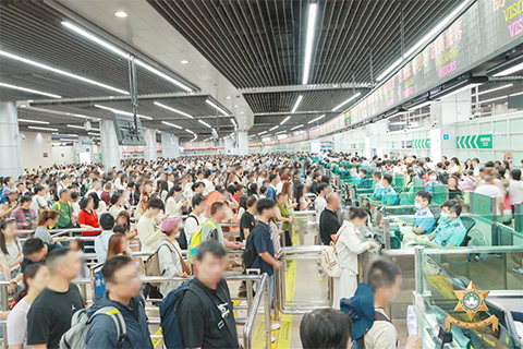◎ 治安警表示,根據七月至八月期間的本澳通關統計,總通關客流量達四千二百四十二萬人次,較去年同比上升百分之三點四。
