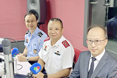 ◎ 電台時事節目《澳門講場》探討「三五」規劃的維護國家安全及社會穩定工作。(左起;黃劍虹、李煜輝、岑錦輝)