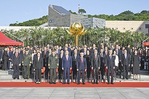 ◎ 行政長官岑浩輝、中央駐澳官員、解放軍駐澳部隊軍官、特區立法司法機關負責人、政府主要官員及各界人士昨日出席慶祝中華人民共和國成立七十七周年升旗儀式。