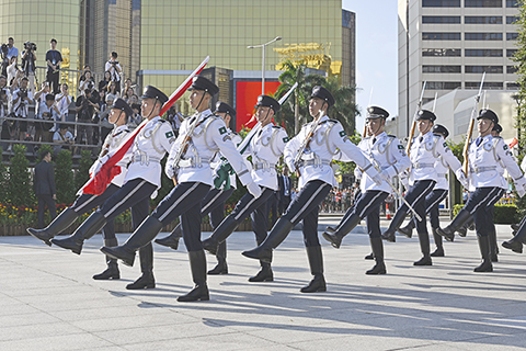 ◎ 澳門特區政府慶祝中華人民共和國成立七十七周年升旗儀式上,治安警察局護旗隊及保安範疇儀仗隊首次以中式隊列步操亮相。